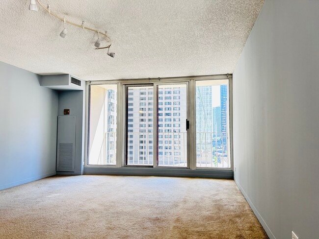 Building Photo - 200 N Dearborn St
