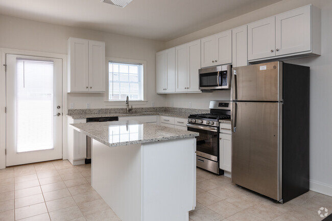 1BR, 1.5BA - 1046SF - Windsor Castle