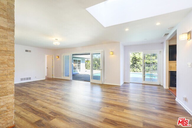 Foto del edificio - 16706 Alginet Pl