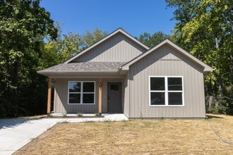 Building Photo - 405 Pershing Rd