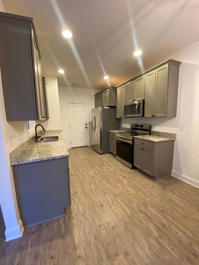 Building Photo - Beautiful 3-Bedroom Townhome Near Auburn’s...