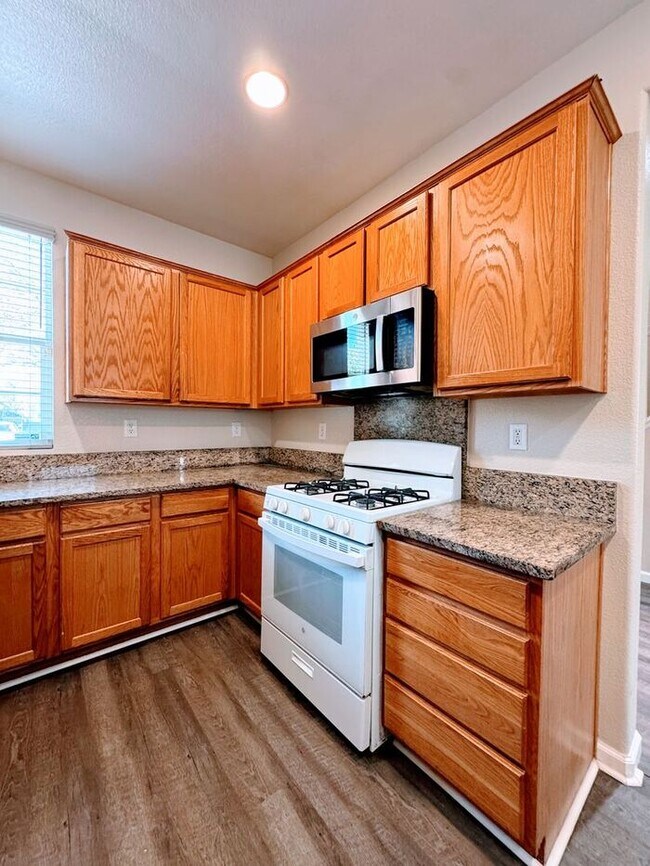 Building Photo - !!Get $500 OFF!! 3BR SFR w/ Tandem Garage & Fenced Yard near Boxwood St