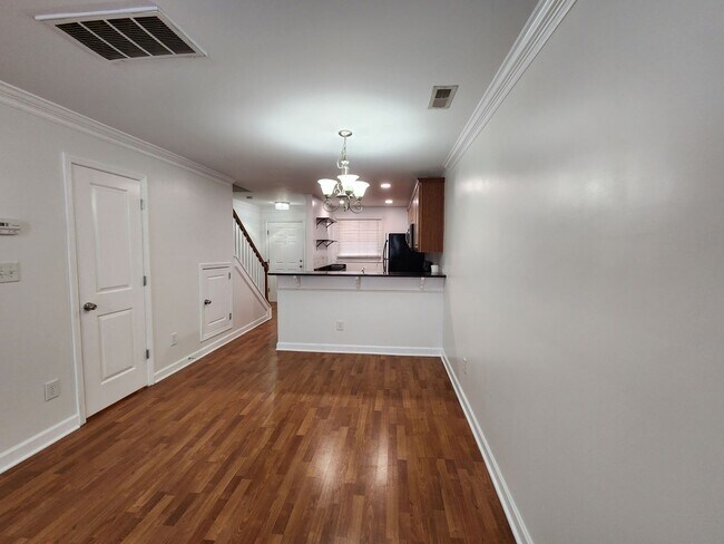 Building Photo - 2 Bedroom Condo in Midwood