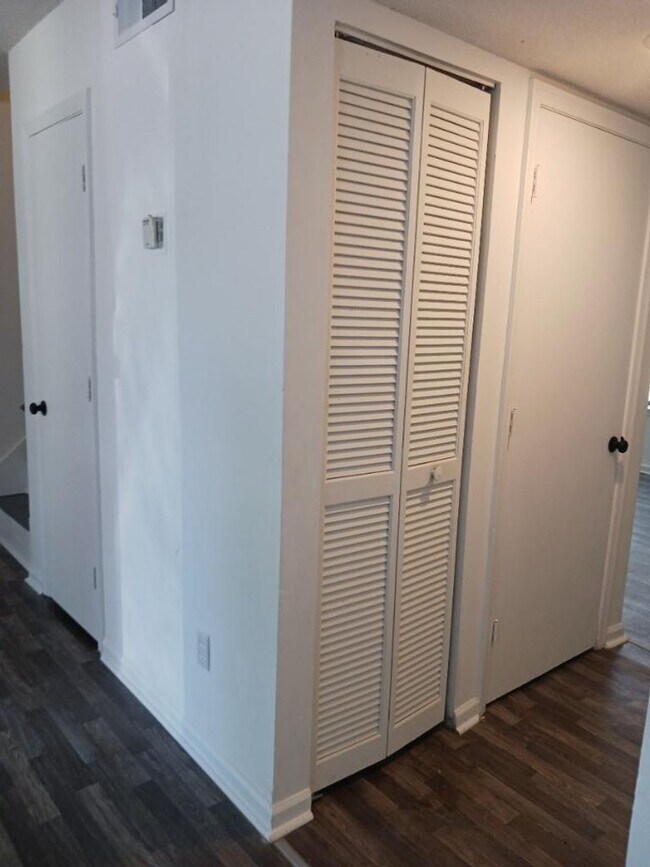 Foto del edificio - 3 Bed Townhome in N Chas!