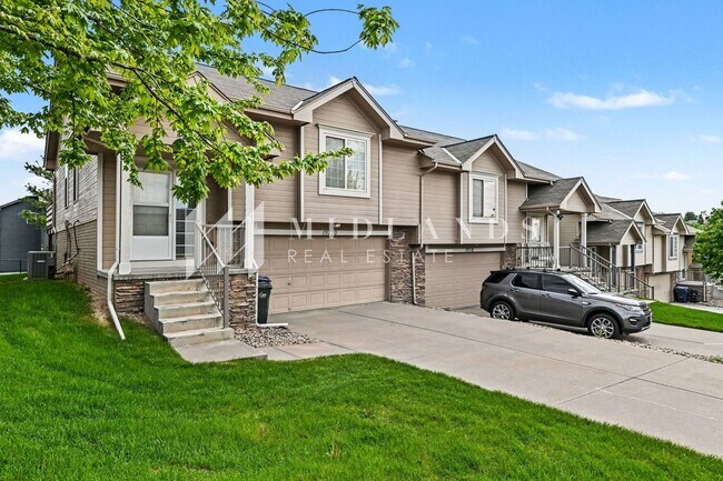 Building Photo - Beautiful Townhome in Shadow View