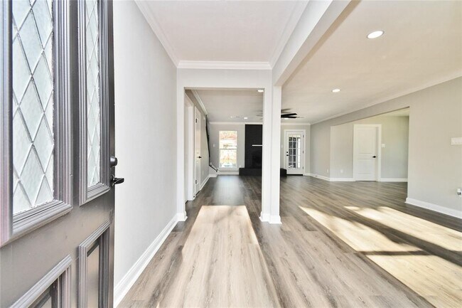 Building Photo - 2035 Round Spring Dr