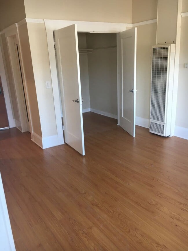 Building Photo - This unit is a Studio, with a giant kitche...