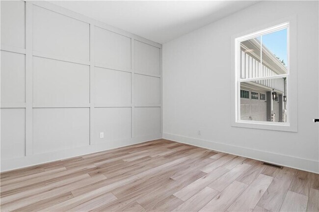 Building Photo - 5676 Meadow View Dr