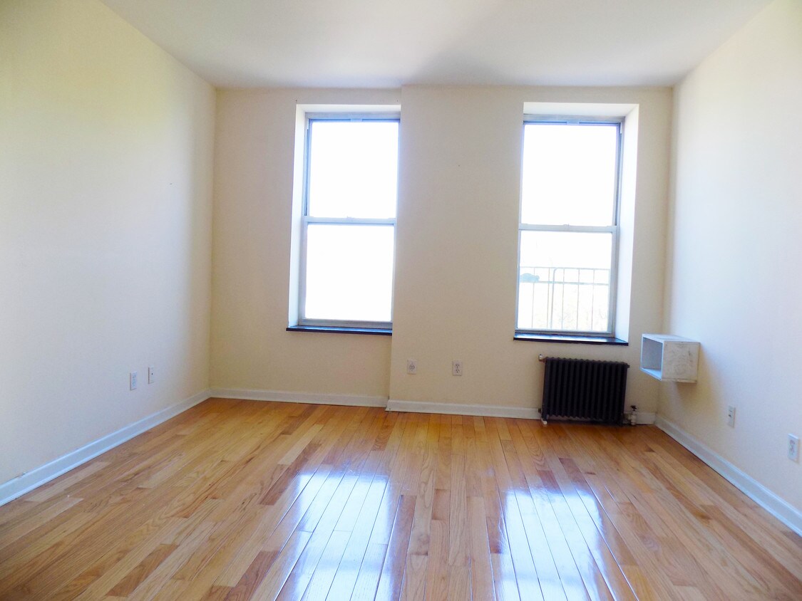 Foto principal - 25-81 36th St