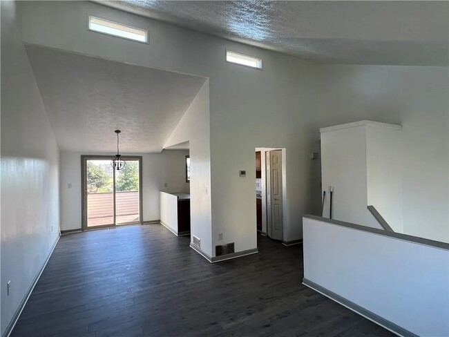 Building Photo - 121 Sassafras Dr