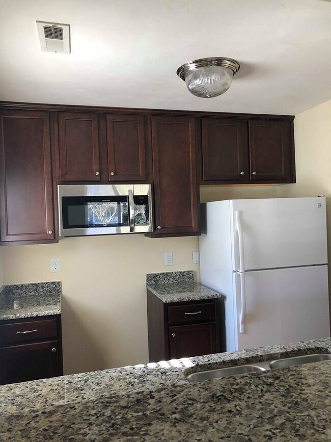 Building Photo - 3 BEDROOM, 2 BATH IN A BEAUTIFULLY UPDATED...