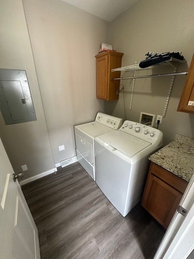 Building Photo - Beautiful Townhome