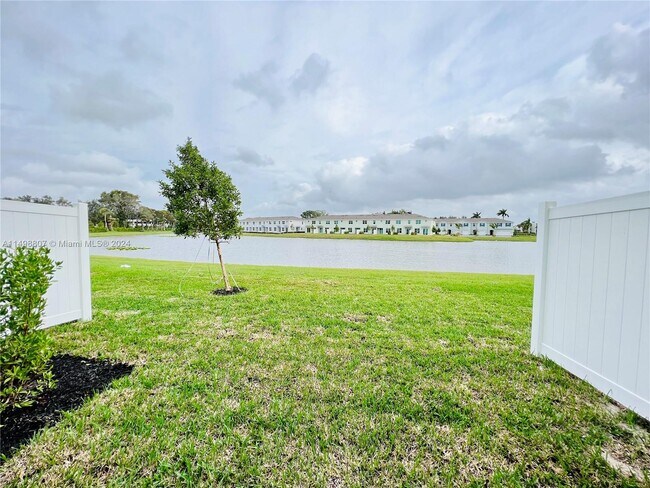 Foto del edificio - 6923 Harbours Edge Ave