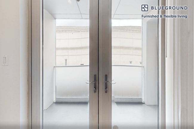 Foto del edificio - 220 E Broadway