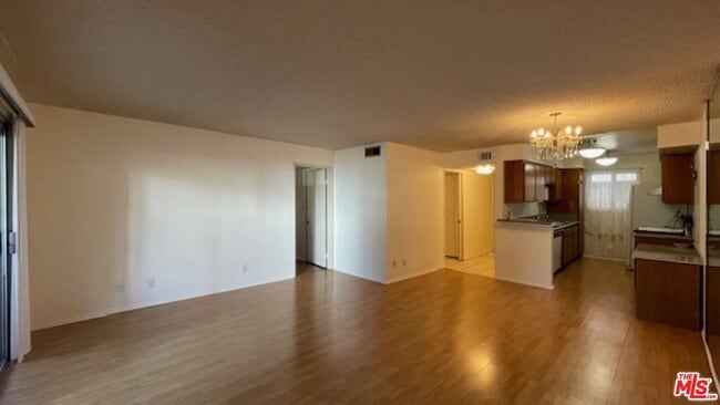 Building Photo - 433 S Manhattan Pl