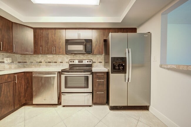 Building Photo - 9371 Fontainebleau Blvd
