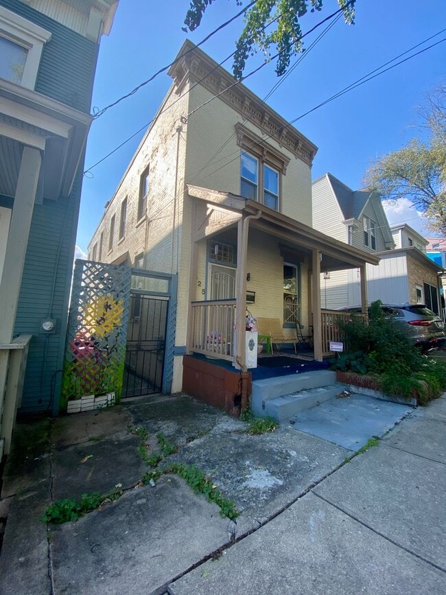 Building Photo - 6 Bed/2.5 Bath Mins. From UC $775/pp ($4,6...