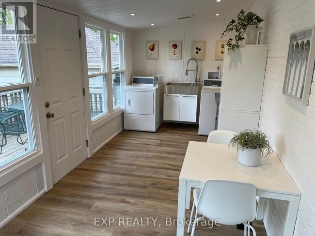 Building Photo - 179 Paradise Rd N