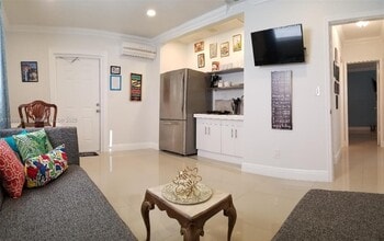 Building Photo - 4122 N Circle Dr