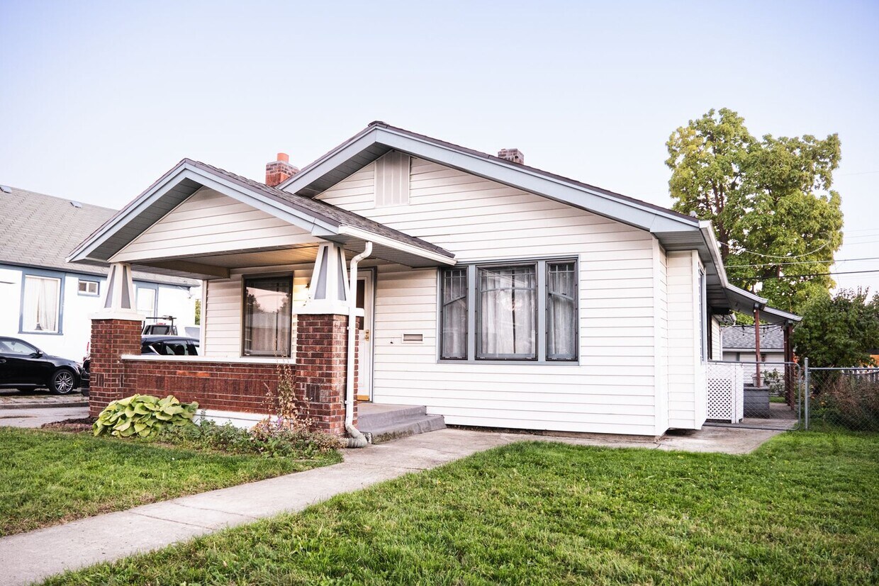 Foto principal - Large 2 Bed 2 Bath Home w/ Detached Garage...