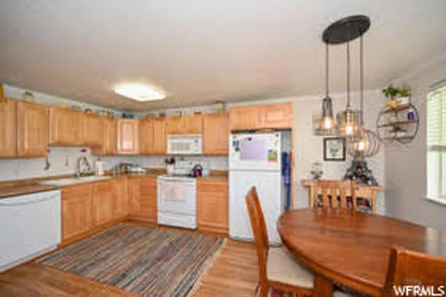 Building Photo - Charming 2 Bed 1 Bath Millcreek Apartment in Prime Location