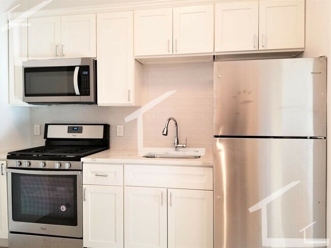 Building Photo - Renovated 2-Bed in Allston | Modern Finish...