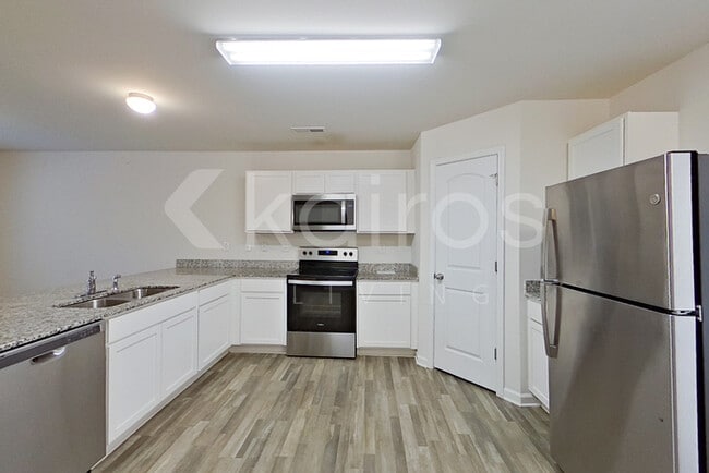 Building Photo - 2051 Country Pl