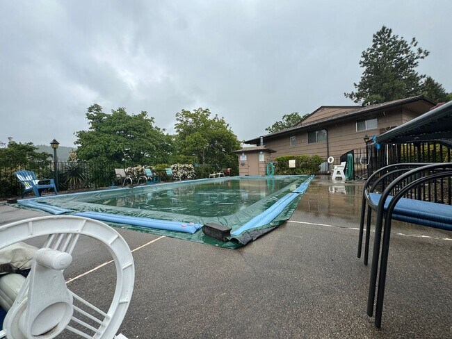 Building Photo - 3 bedroom Condo with Pool in HOA