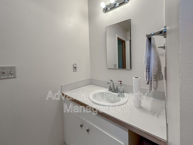 Foto del edificio - 1745 NW Garryanna St