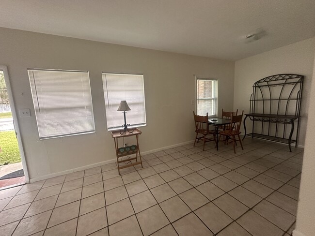 Building Photo - 1315 SE Silver Springs Pl