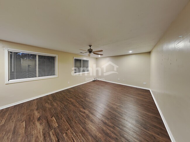 Foto del edificio - 459 N 990 E St