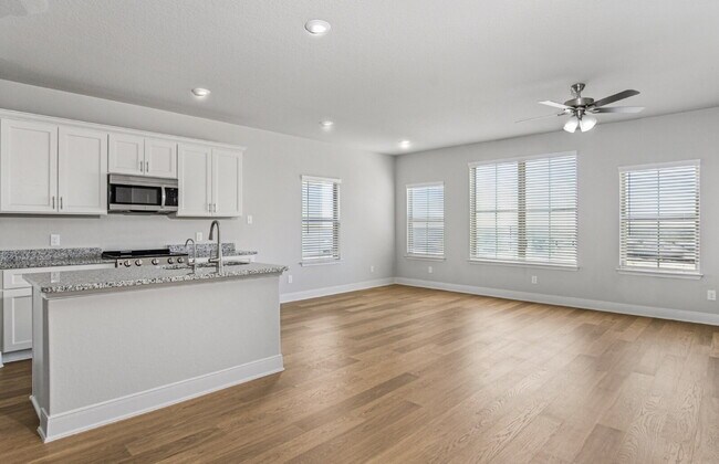 Building Photo - "Charming 3-Bedroom Duplex in San Antonio with Granite Elegance!"
