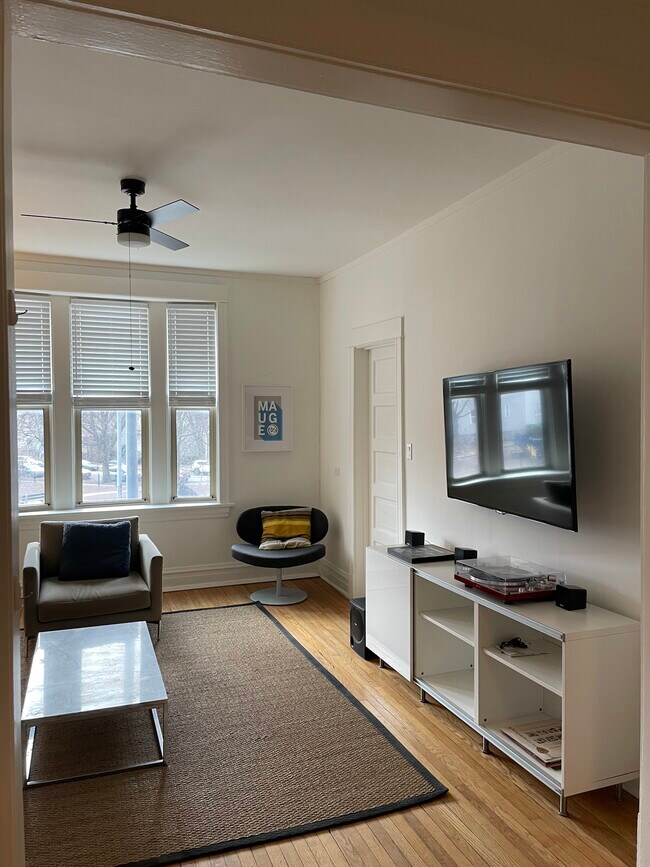 El apartamento incluye televisor, equipo de música y mueble consola. - 3489 N Elston Ave