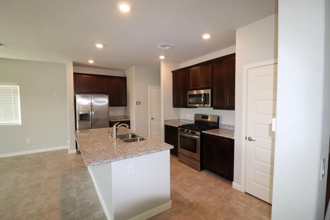 Building Photo - 3 bedroom 2. 5 bath