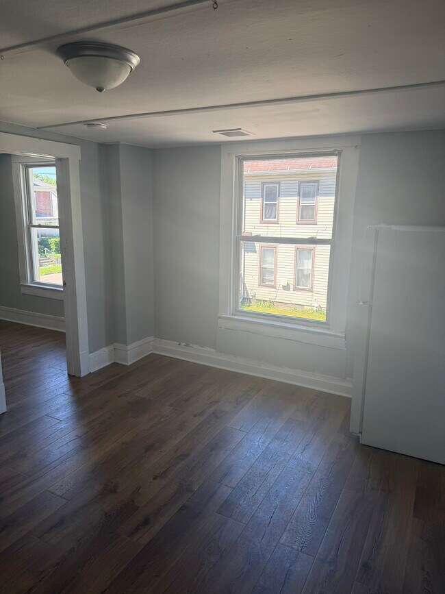 Foto del edificio - 403 Maple Ave