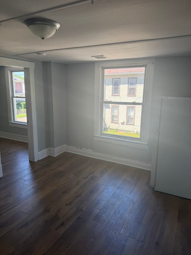 Building Photo - 403 Maple Ave