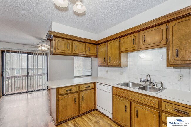 Building Photo - **SE Wichita -  3 BEDROOM BI-LEVEL DUPLEX**