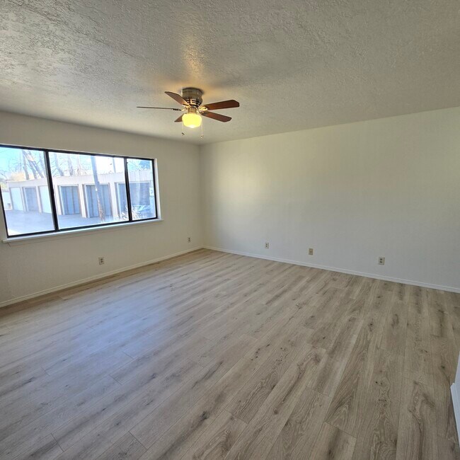 Foto del edificio - 358 Pueblo Solano Rd NW