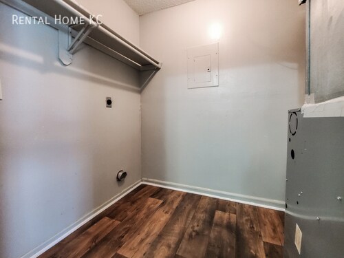 Foto del edificio - 3-bed / 1-bath First-Floor unit w/2-car Ga...