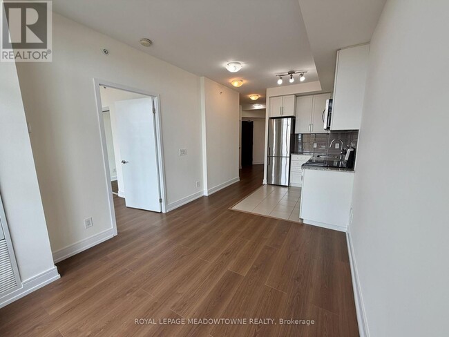 Building Photo - 840 Queens Plate Dr