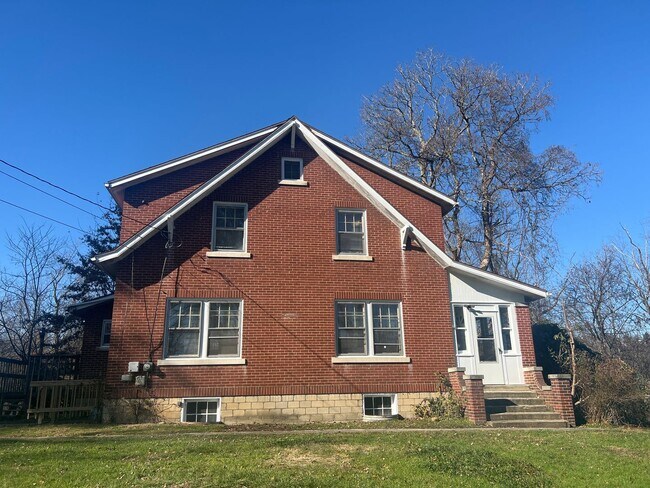 Building Photo - 3 bedroom home with LARGE Yard space - Available 8/05/2026