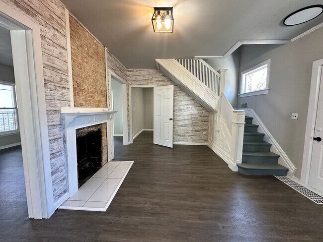 Foto del edificio - Five Bedroom House Available in Battle Creek