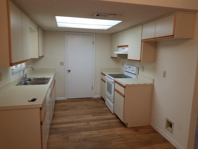 Building Photo - 6590 SW 62nd Ln