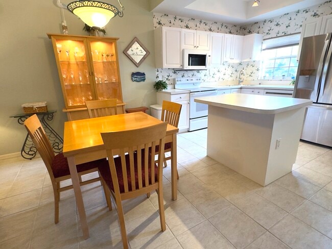 Foto del edificio - 8370 Wingate Dr