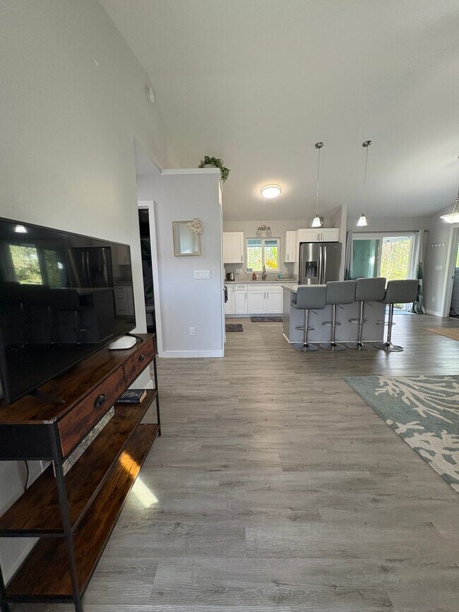 Building Photo - Beautiful 3 BD, 3 BT, Fully Furnished Home
