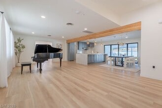 Building Photo - 2106 W Oakey Blvd
