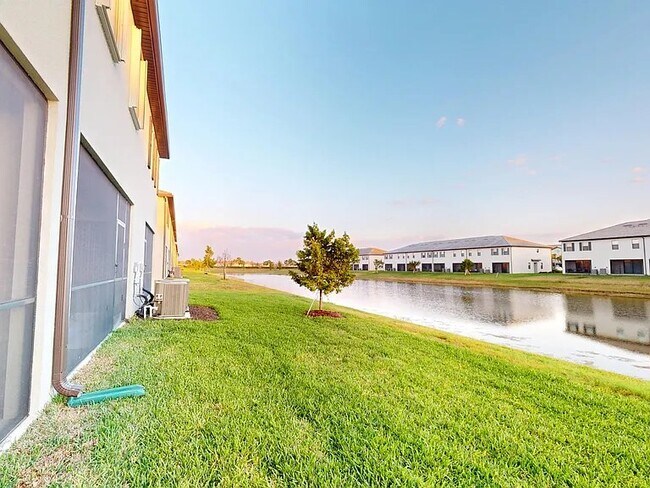 Foto del edificio - 15126 Sunny Day Dr