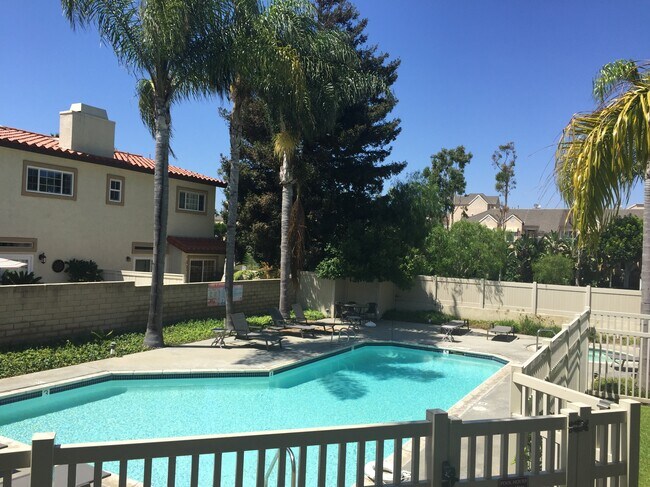 Piscina 2 - 4740 Warner Ave