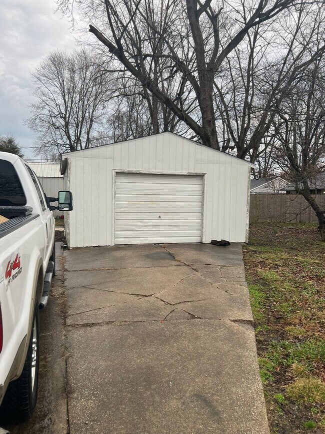 Foto del edificio - Four Bedrooms So Everyone Can Finally Have Their Own Door to Slam!