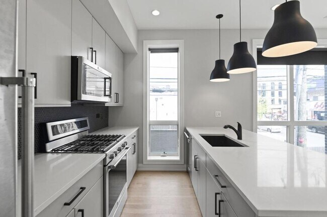 Building Photo - 0 bedroom in Chicago IL 60657